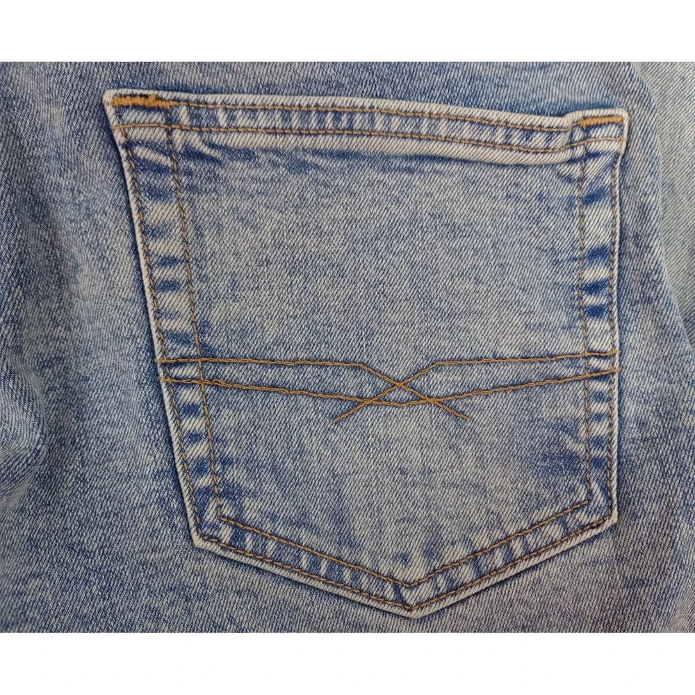 Signature Gold Levi Strauss Men's 29x30 Slim Cut Medium Wash Blue Jeans